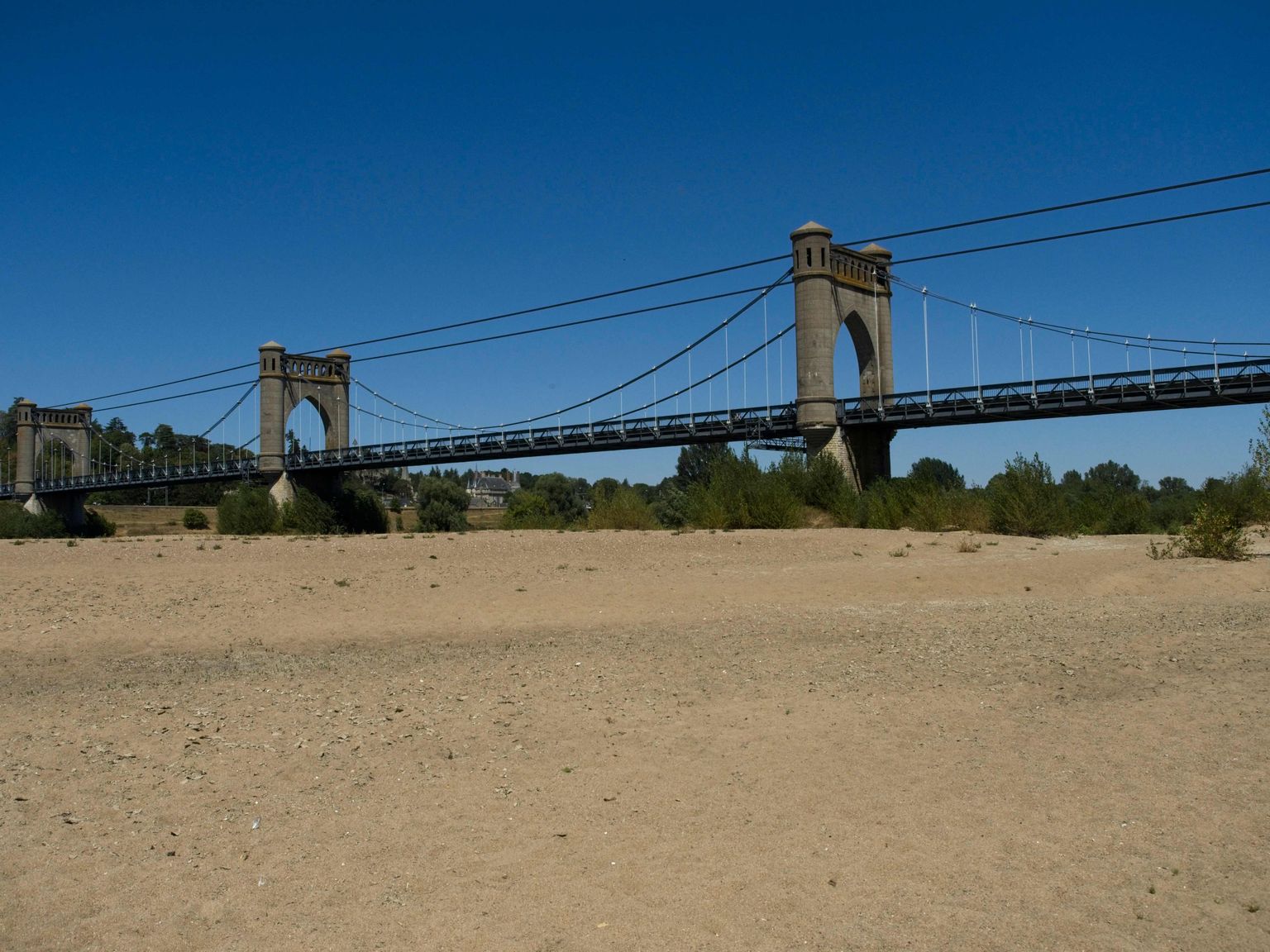 Langeais' rippsild 8. augustil 2022 Loire'i kuiva jõesängi ületamas.