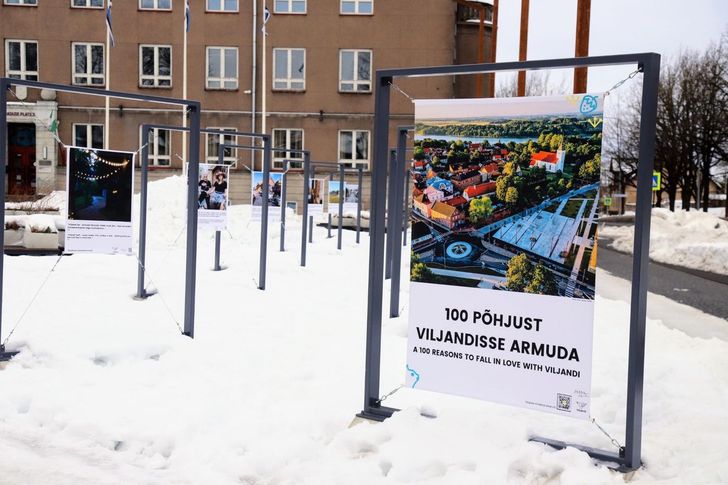 Tänasest aprillikuuni saab Viljandi Vabaduse platsil näha näitust "100 põhjust Viljandisse armuda", mis on kokku pandud inimeste mõtetest üle Eesti.