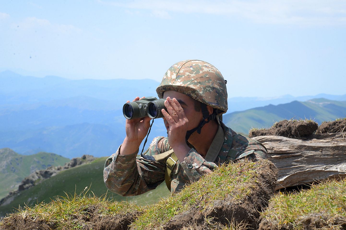 Armeenia sõdur jälgib rindejoont.