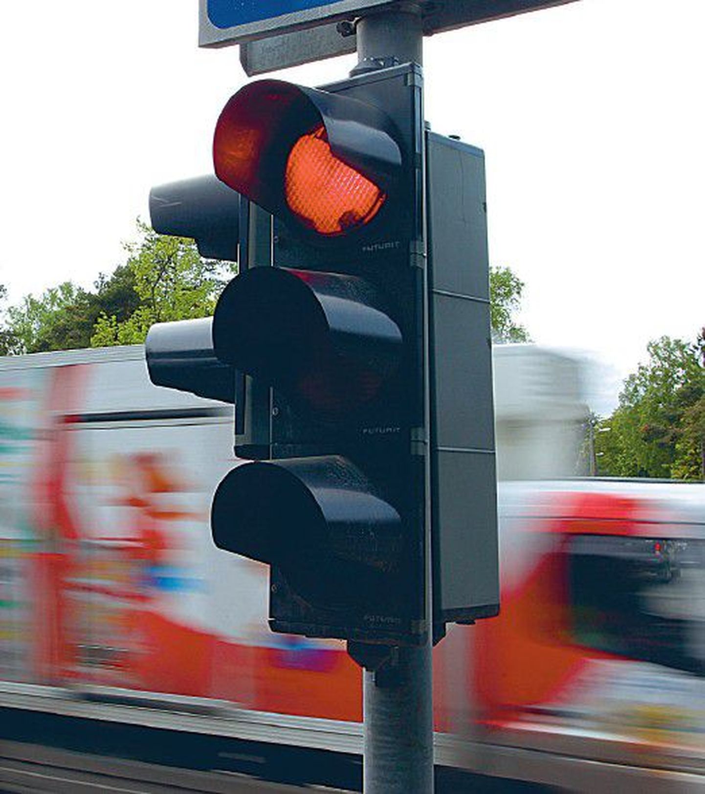 Новые светофоры хитрые — если водитель, приближаясь к светофору, превышает дозволенную скорость, зеленый свет светофора меняется на красный.