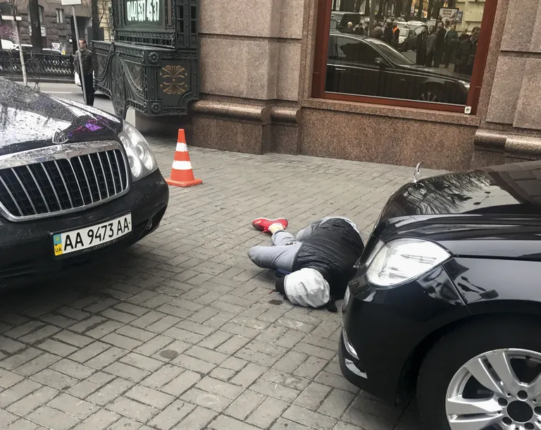 Haavatud mõrvar Kiievi kõnniteel. Foto: Alisa Berezutsskaya/AP/Scanpix