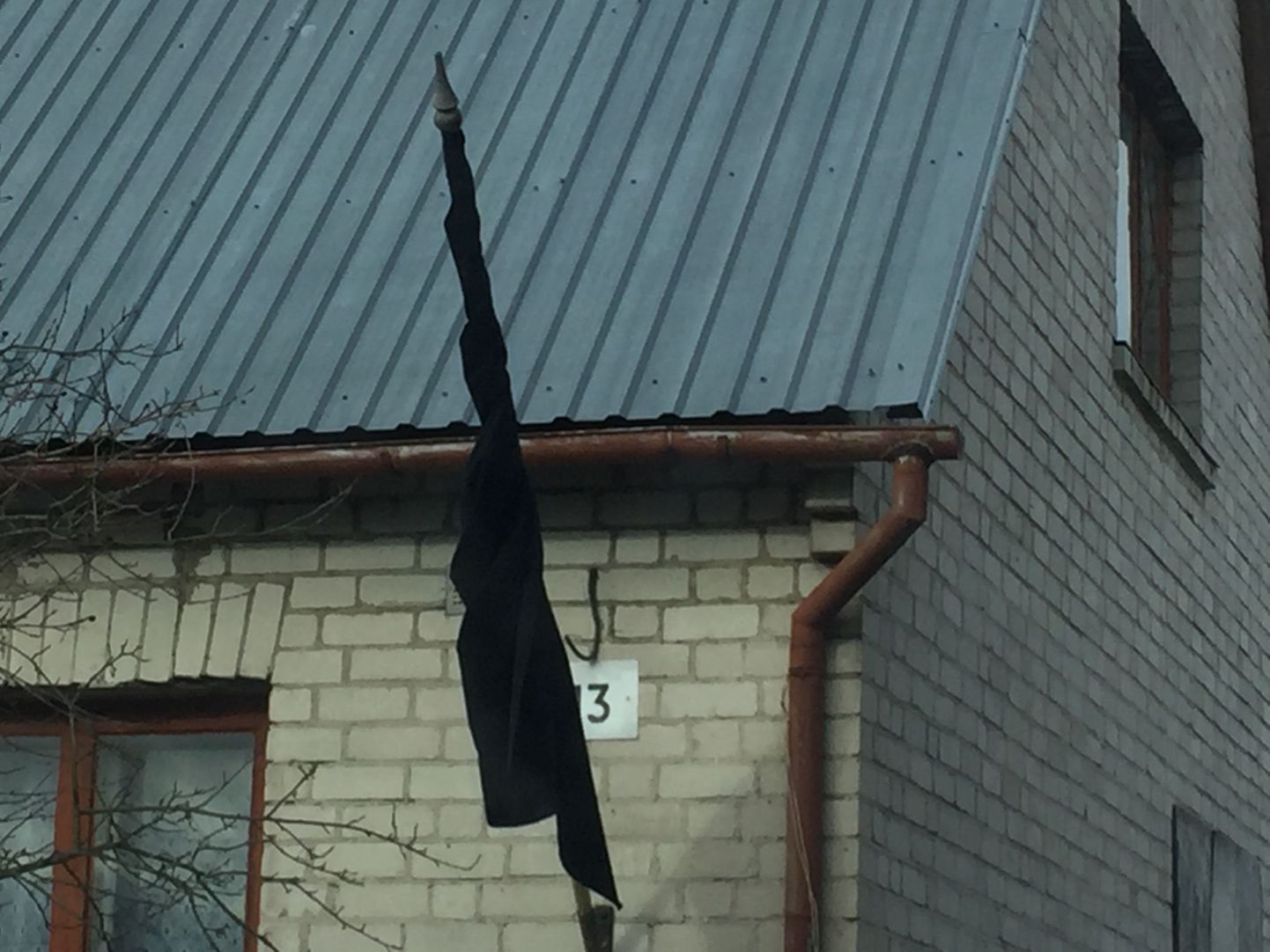 Raekülas Va,bola tänaval lehvis Eesti Vabariigi 99. aastapäeval maja küljes must lipp.