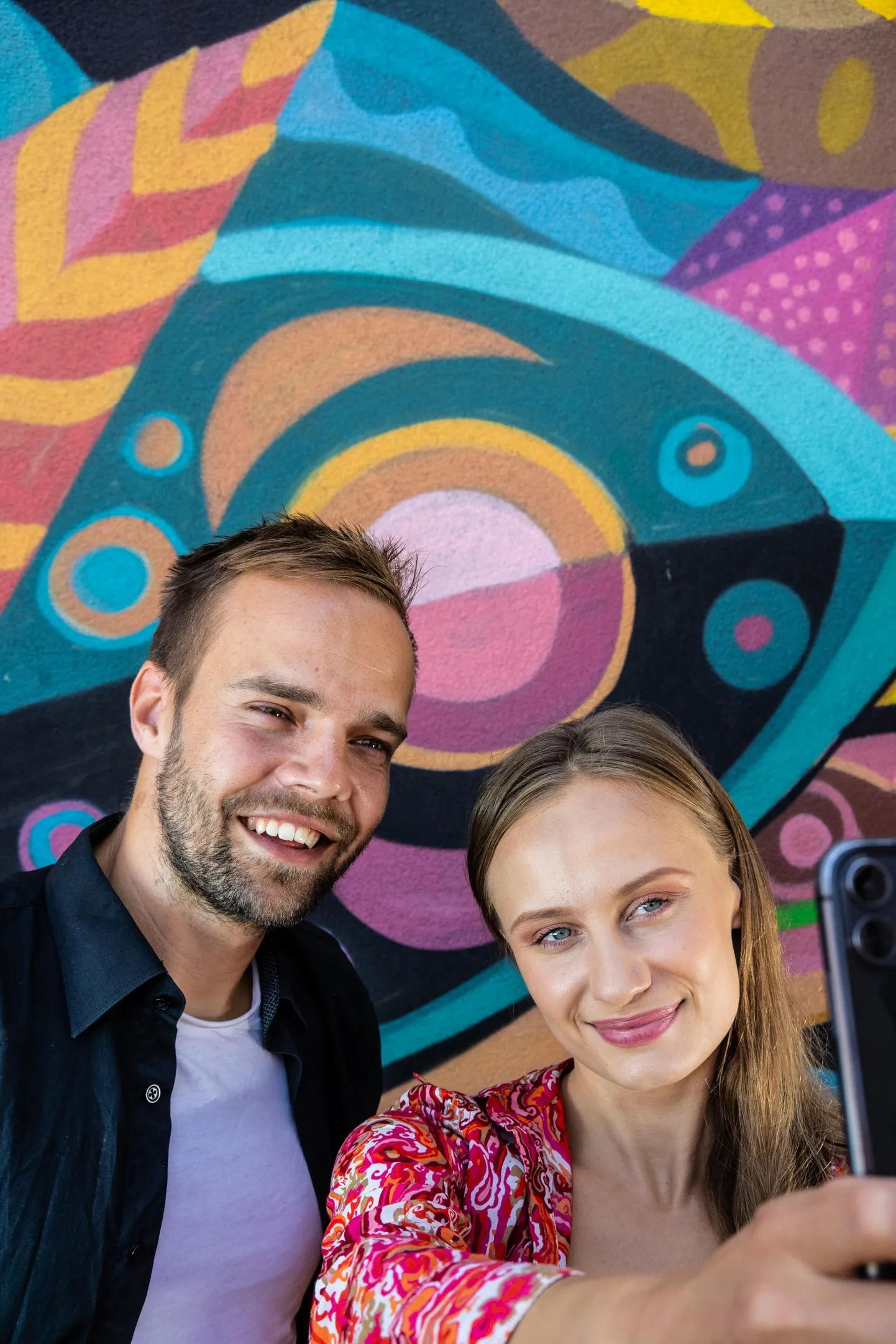 Noortelavastus "U-TUBE" räägib loo teismelisest neiust, kes unistab influentseriks saamisest. Laval on Kaarel Targo (Must Kast) ja Amanda Hermiine Künnapas (külaline).