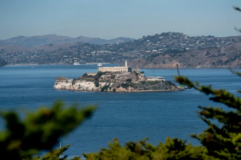 Alcatrazi saar sellel asuva endise vanglaga. San Franciscost on sinna linnulennult umbes kaks kilomeetrit.