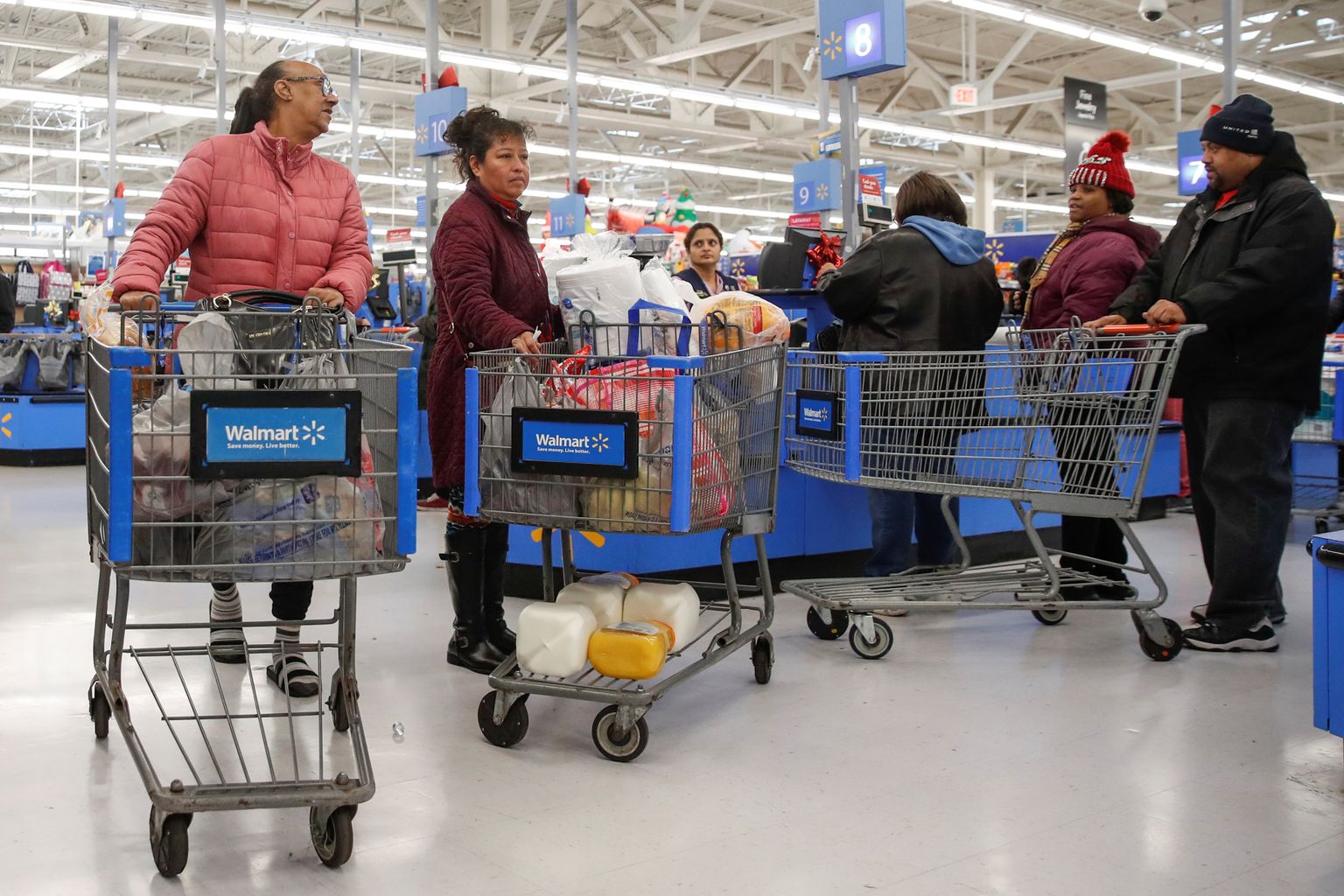 Pilt on illustratiivne: inimesed Walmartis.