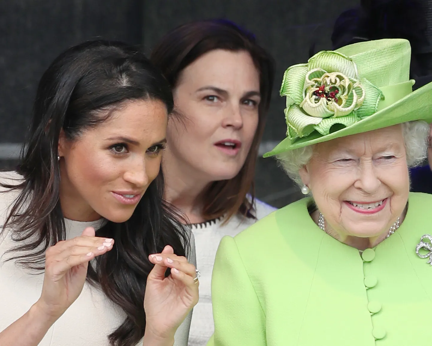 Elizabeth II ja Sussexi hertsoginna Meghan, nende taga on Samantha Cohen