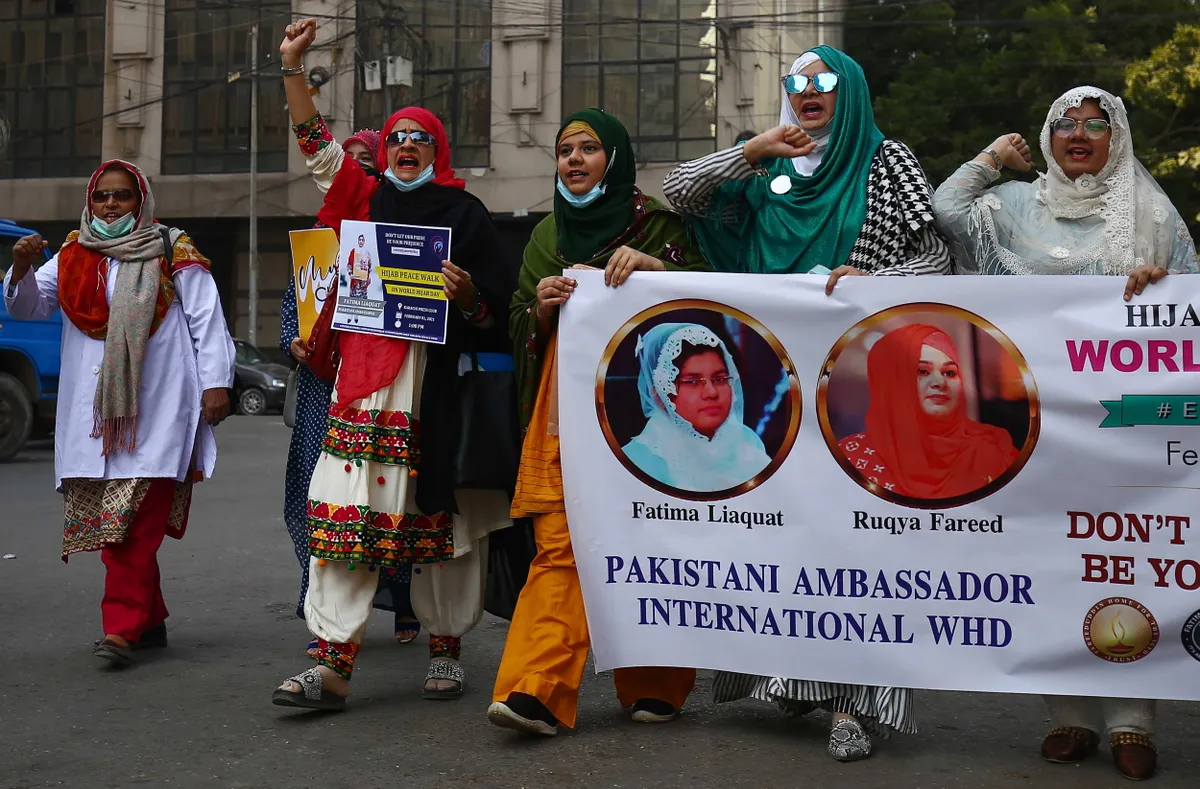 Pakistānietes kaislīgi iestājas par hidžabu nēsāšanu un aicina citas valstis tos neaizliegt sievietēm, kurām tas ir svarīgi.