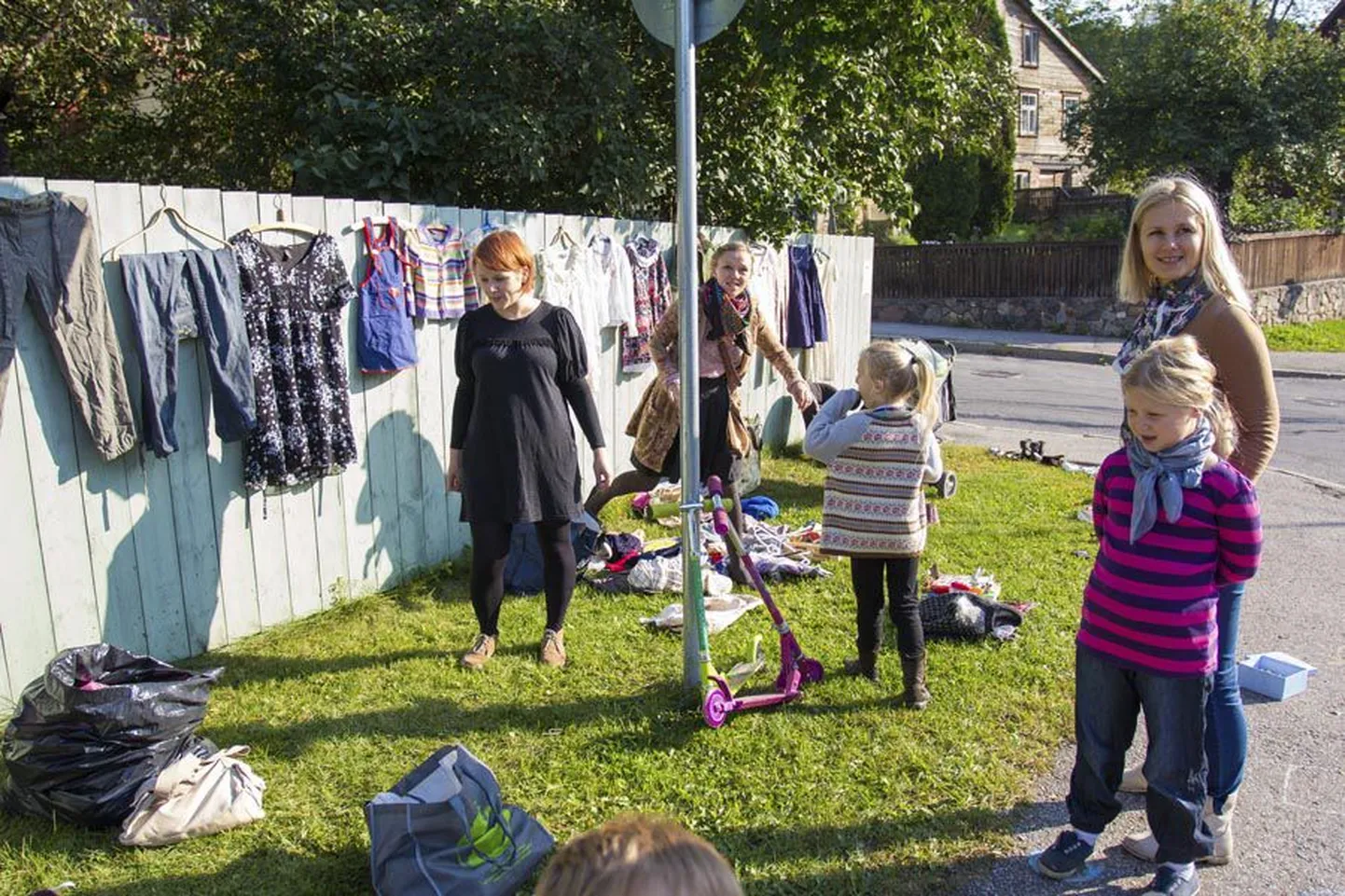 Viljandis Tartu ja Mäe tänava ristmikul seadis end laupäeval sisse neli kauplejat, kes pakkusid eelkõige kasutatud rõivaid.