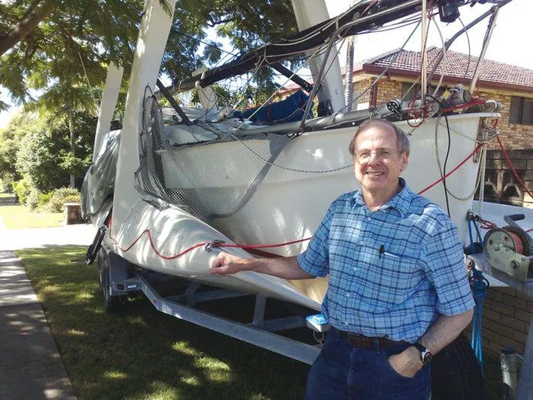 Ian Farrier ja tema kokkupakitud trimaraan haagisel.
