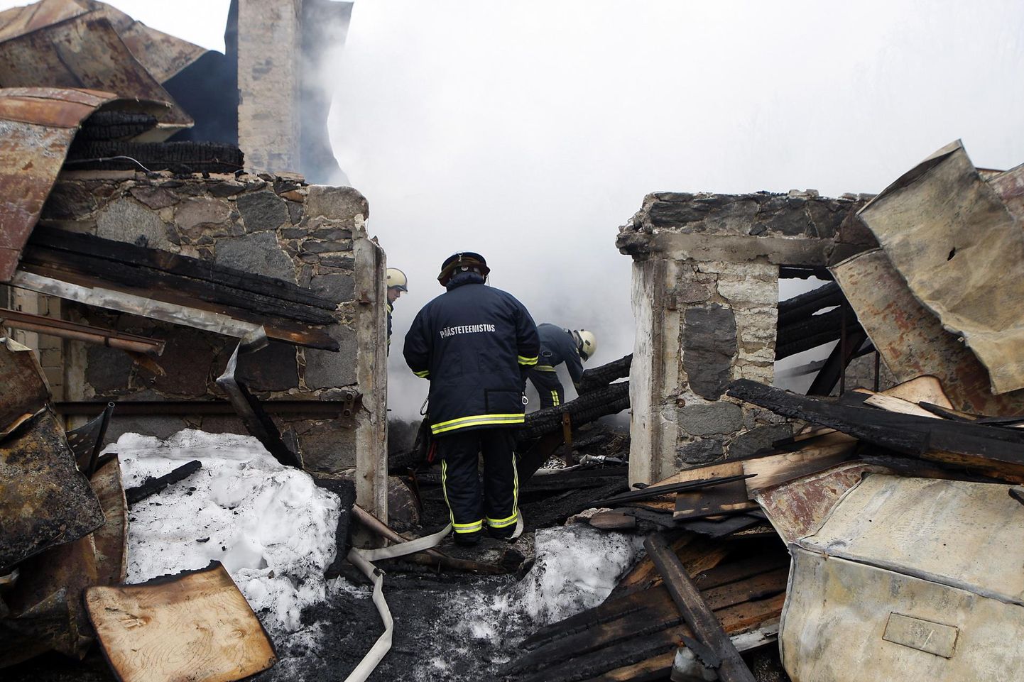 Päästjad tegid varahommikul põlenud majas taassüttimise tõttu järelkustutustöid.