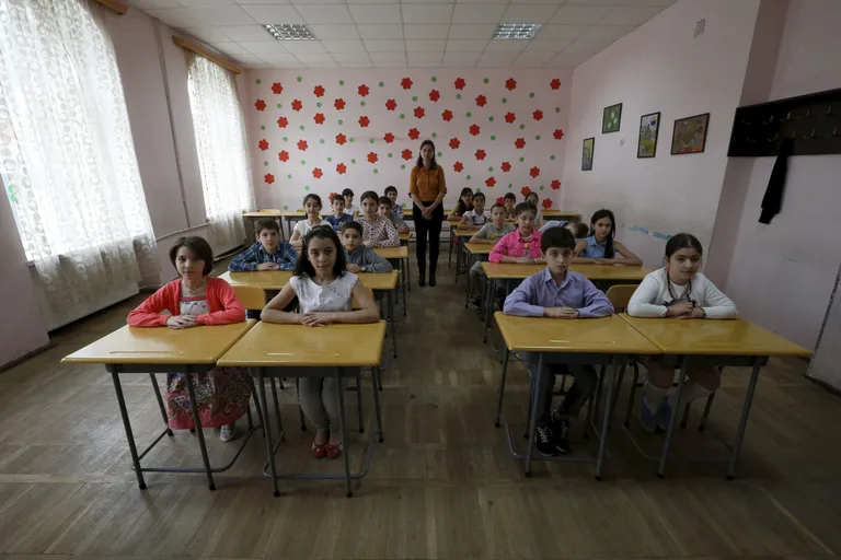 Õpetaja Ekaterine Tsipuria viienda kassi õpilastega Gruusia üldhariduskoolis Tbilises.
Foto: REUTERS/David Mdzinarishvili