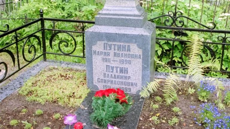 Могила родителей Путина на Серафимовском кладбище в Петербурге (фото 2002 года)