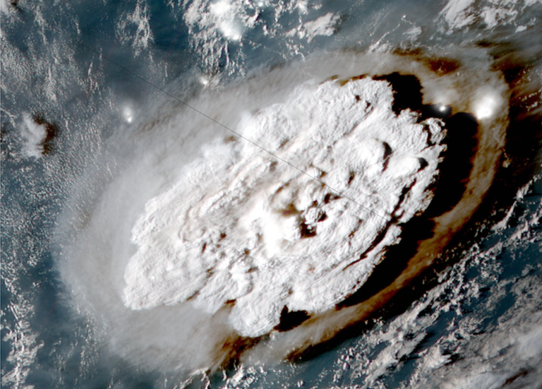 Спутниковое изображение извержения.