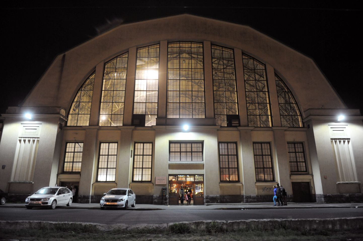 Projekts "Kino uz sienas" mūsdienu kultūras forumā "Baltā nakts 2015" Rīgas Centrāltirgus Sakņu paviljonā.