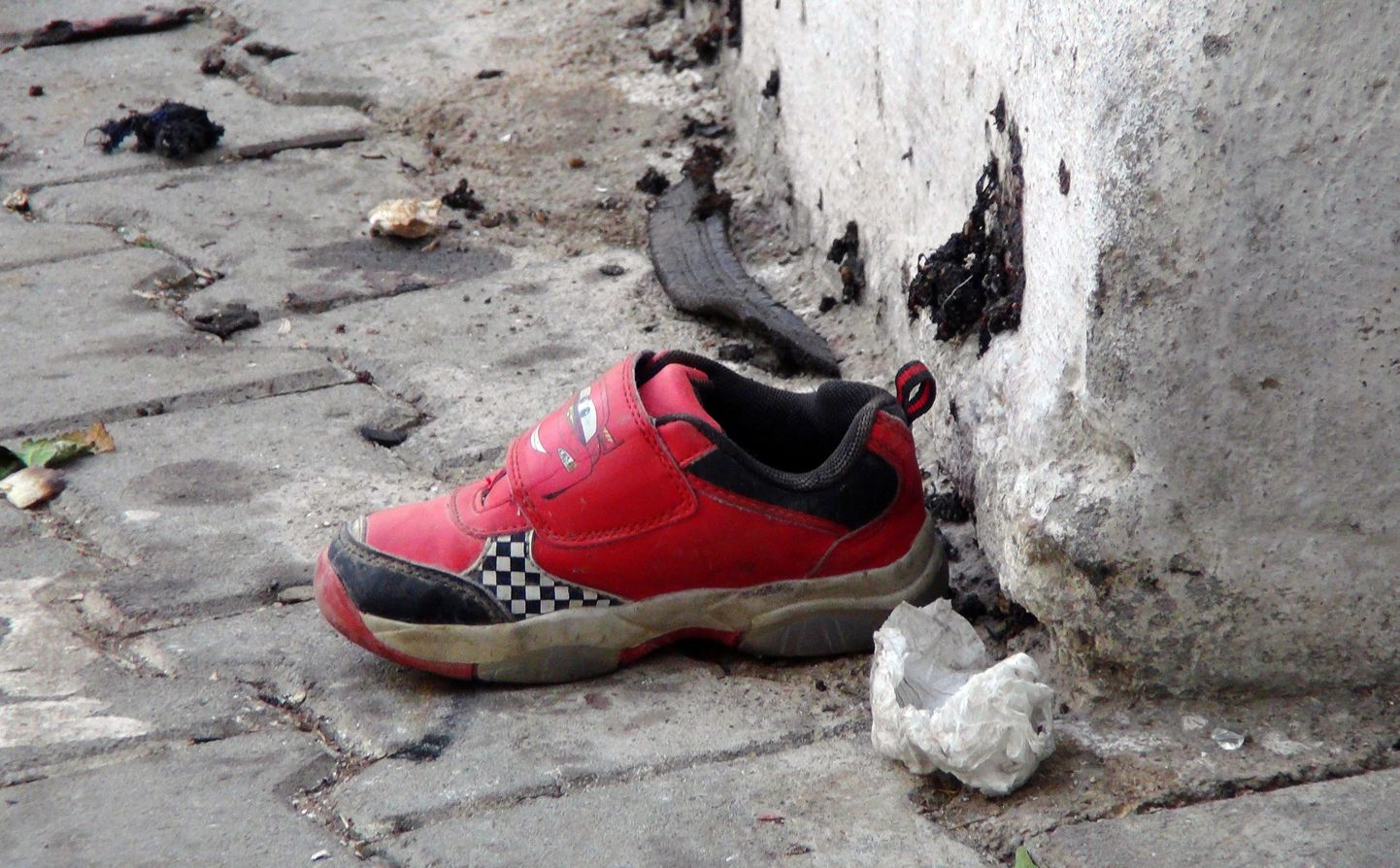 Ühe Gaziantepi rünnakus kannatada saanud lapse jalats.