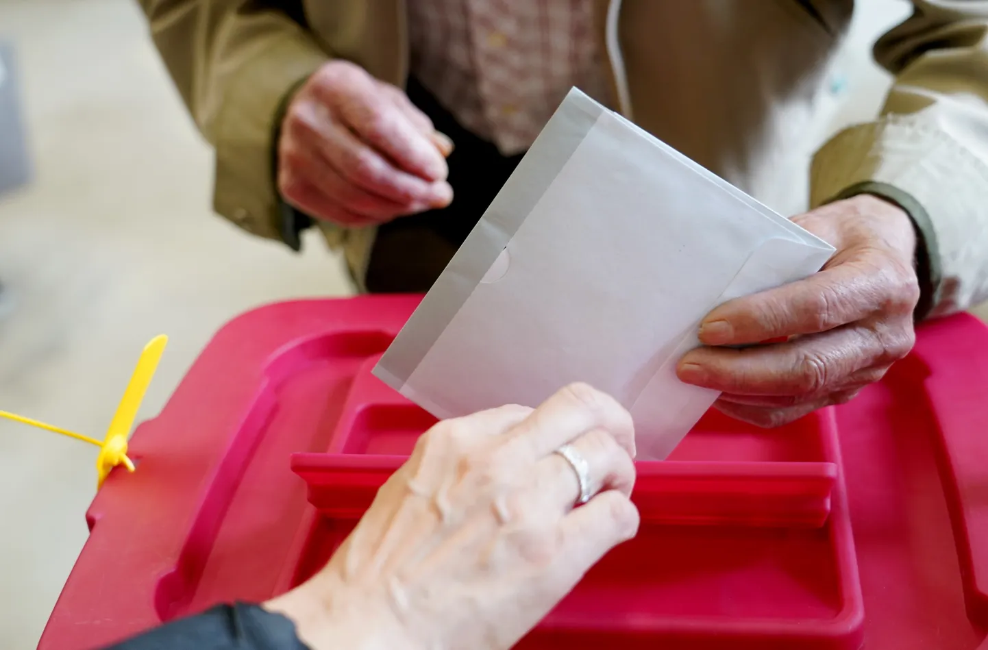 Pašvaldību vēlēšanu iepriekšējā balsošana 75. vēlēšanu iecirknī Rīgas Valsts 1. ģimnāzijā.