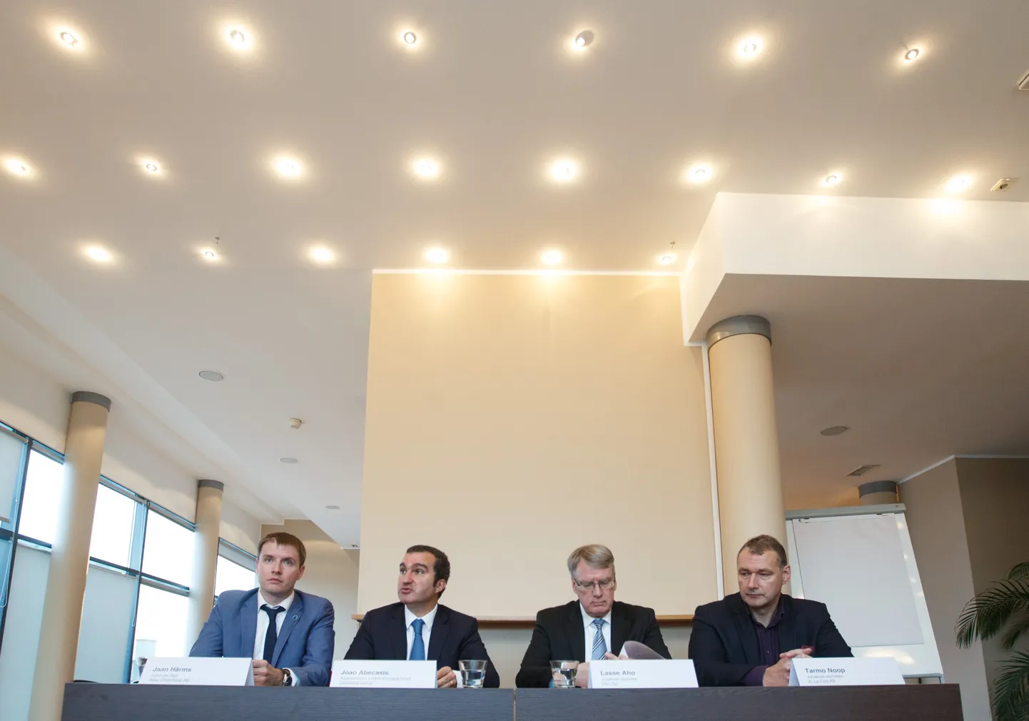 2017. aasta märtsis oli olukord Eesti õlletootjate jaoks murelik, sest ees ootas läbi aegade suurim aktsiisitõus. Kolm aastat hiljem on olukord parem. Pildil (vasakult) Saku juht Jaan Härms, Saku emafirma Carlsbergi üks endisi tippjuhte Joao Abecasis, A. Le Coqi emafirma Olvi juht Lasse Aho ja A. Le Coqi juht Tarmo Noop. Kõik neli olid värskelt tulnud Jüri Ratase jutult, kus üritasid teda veenda aktsiisitõusust loobuma.