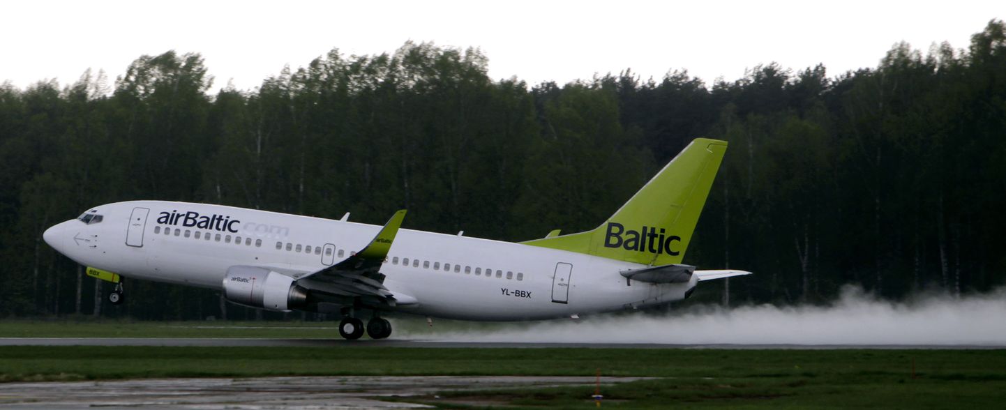 Air Balticu lennuk tõusmas õhku Riia lennuväljalt.