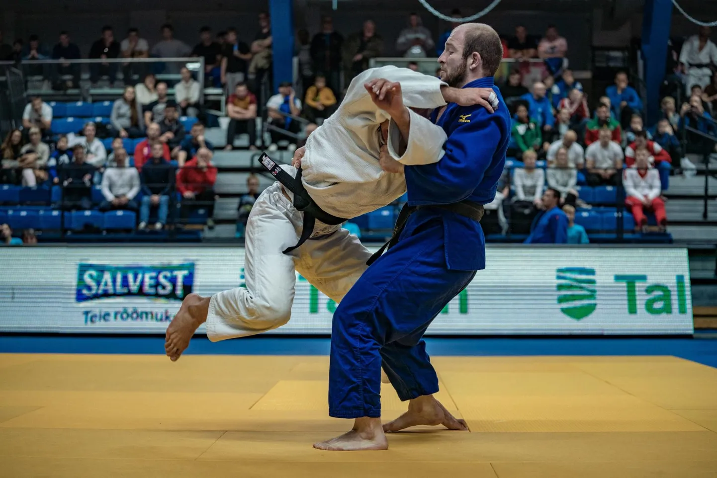 Klen Kristofer Kaljulaid (valges kimonos) võitleb Ourouzmag Magkeyeviga.