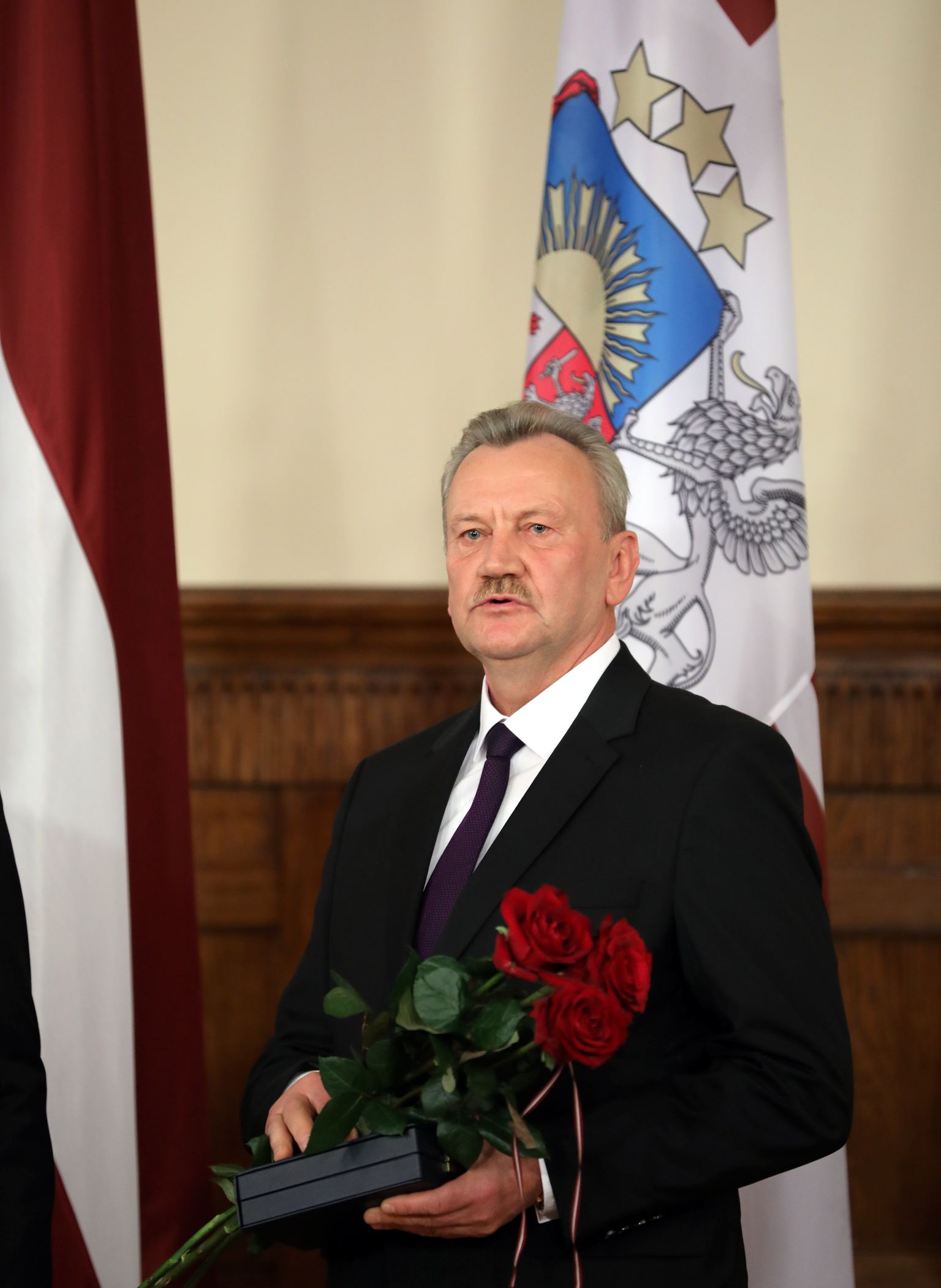 Latvijas Republikas Augstākās tiesas Senāta Krimināllietu departamenta priekšsēdētājs, senators Pēteris Dzalbe, saņemot Triju Zvaigžņu ordeni par ilggadēju, nozīmīgu ieguldījumu tieslietu sistēmas attīstībā un tiesiskuma stiprināšanā.