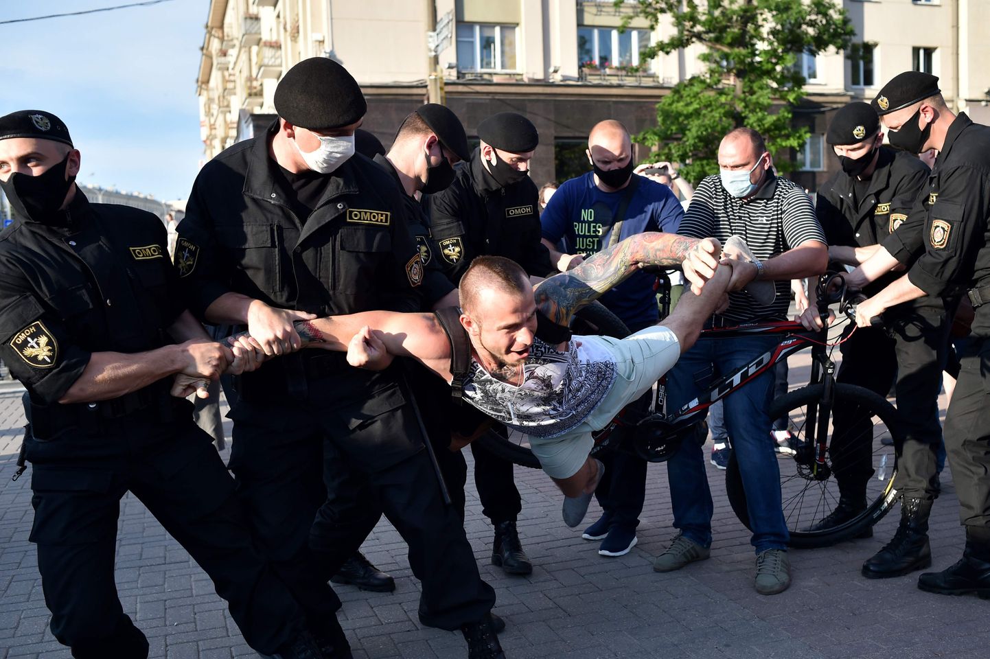 В Минске задерживают участника "цепи солидарности"