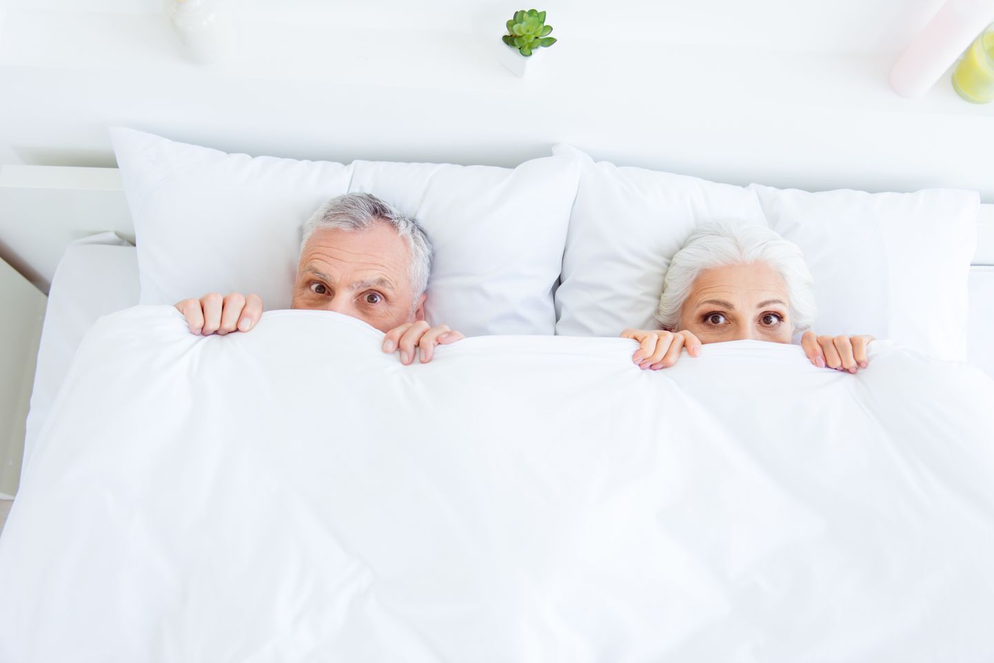 Пожилая пара в постели. Фото иллюстративное к статье.
