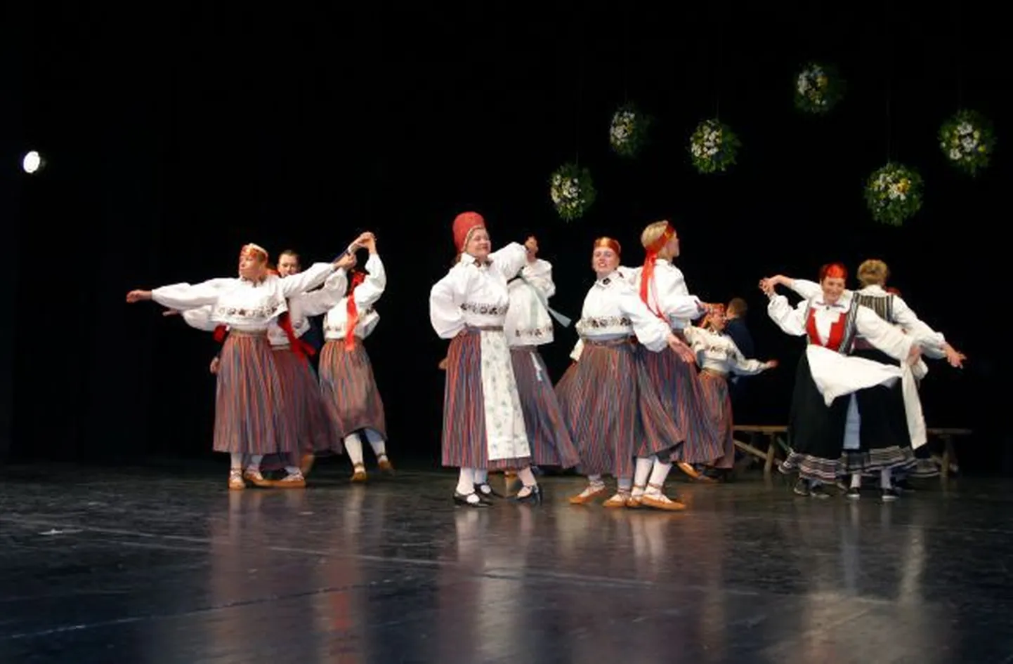 Tantsuansambel Sõprus viis aastat tagasi Ilma Adamsoni 70. sünnipäeva tähistamas.