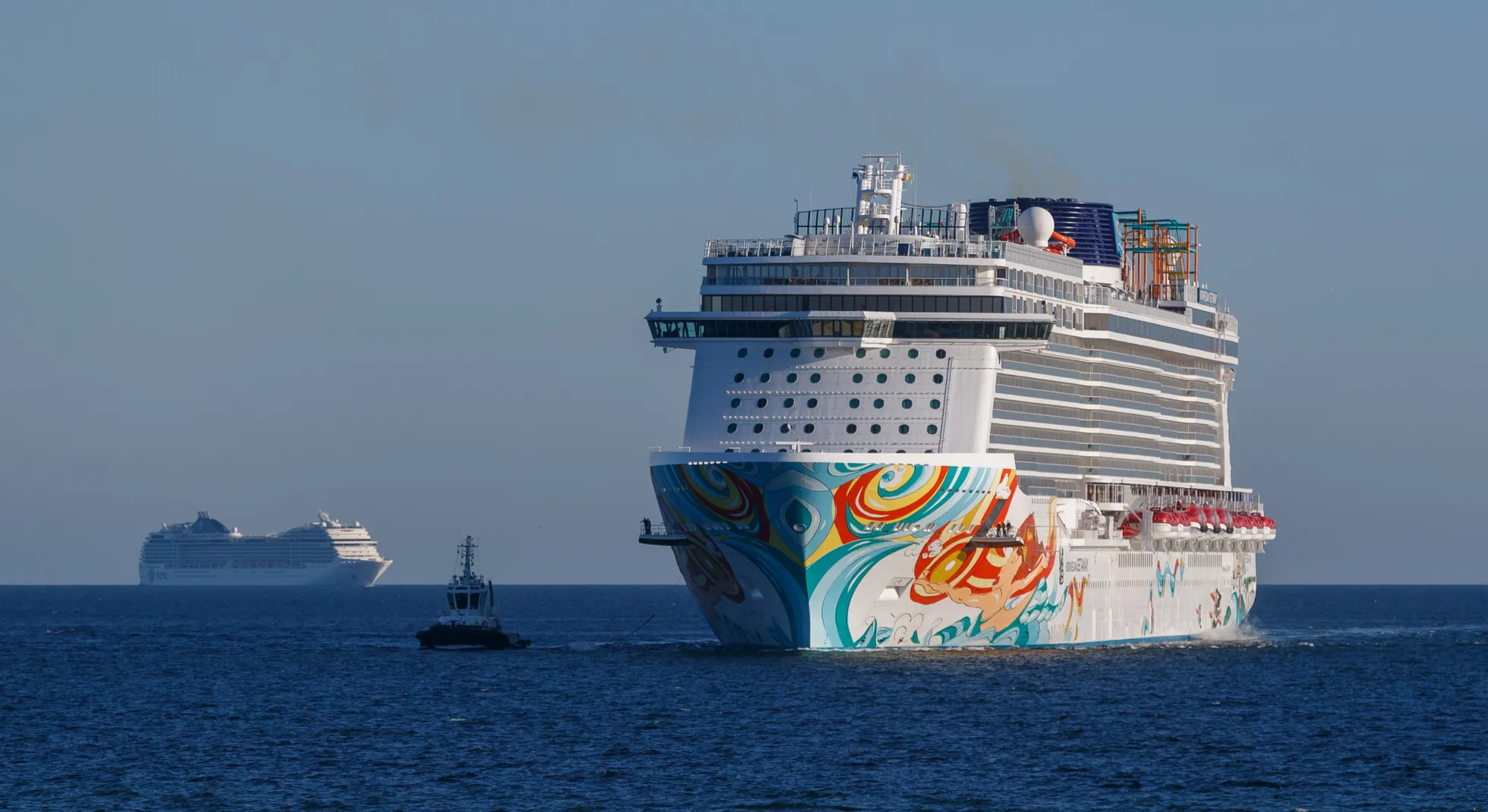 Kruiisilaevad saabumas laupäeva hommikul Tallinna Vanasadama kruiisiterminali. MSC Poesia ja Norwegian Getaway