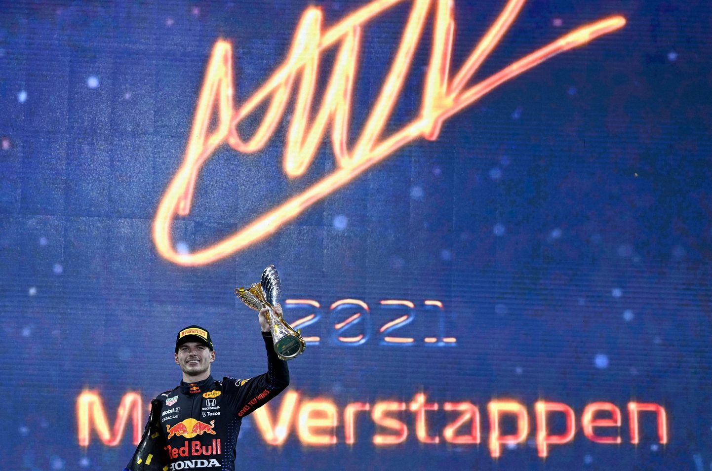 Max Verstappen võitis möödunud aastal küll tiitli, kuid nüüd on Red Bull kululimiidi ületamise tõttu jäänud pihtide vahele.