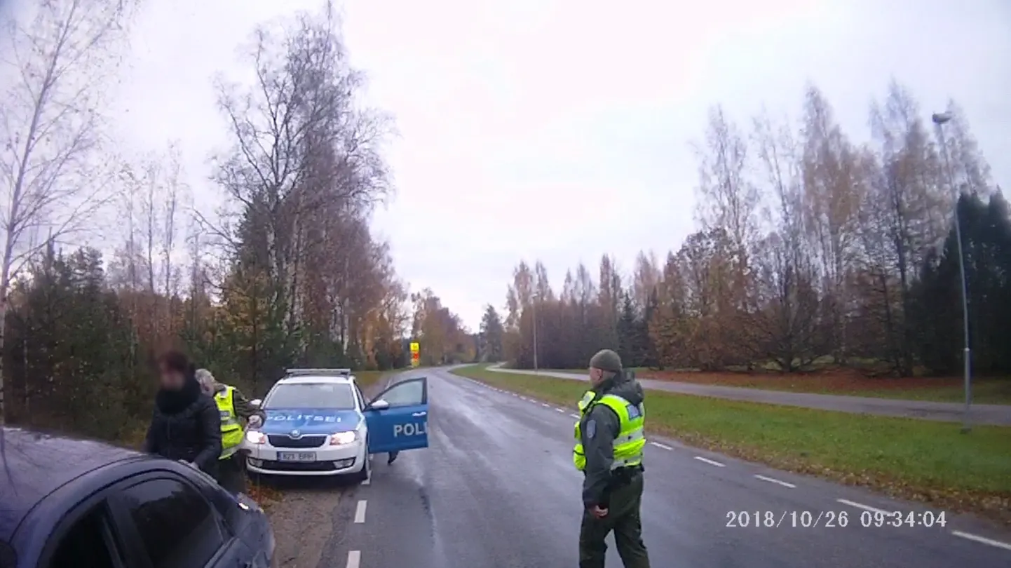 Värskas kinni peetud sõidukist leiti hulk salasigarette.