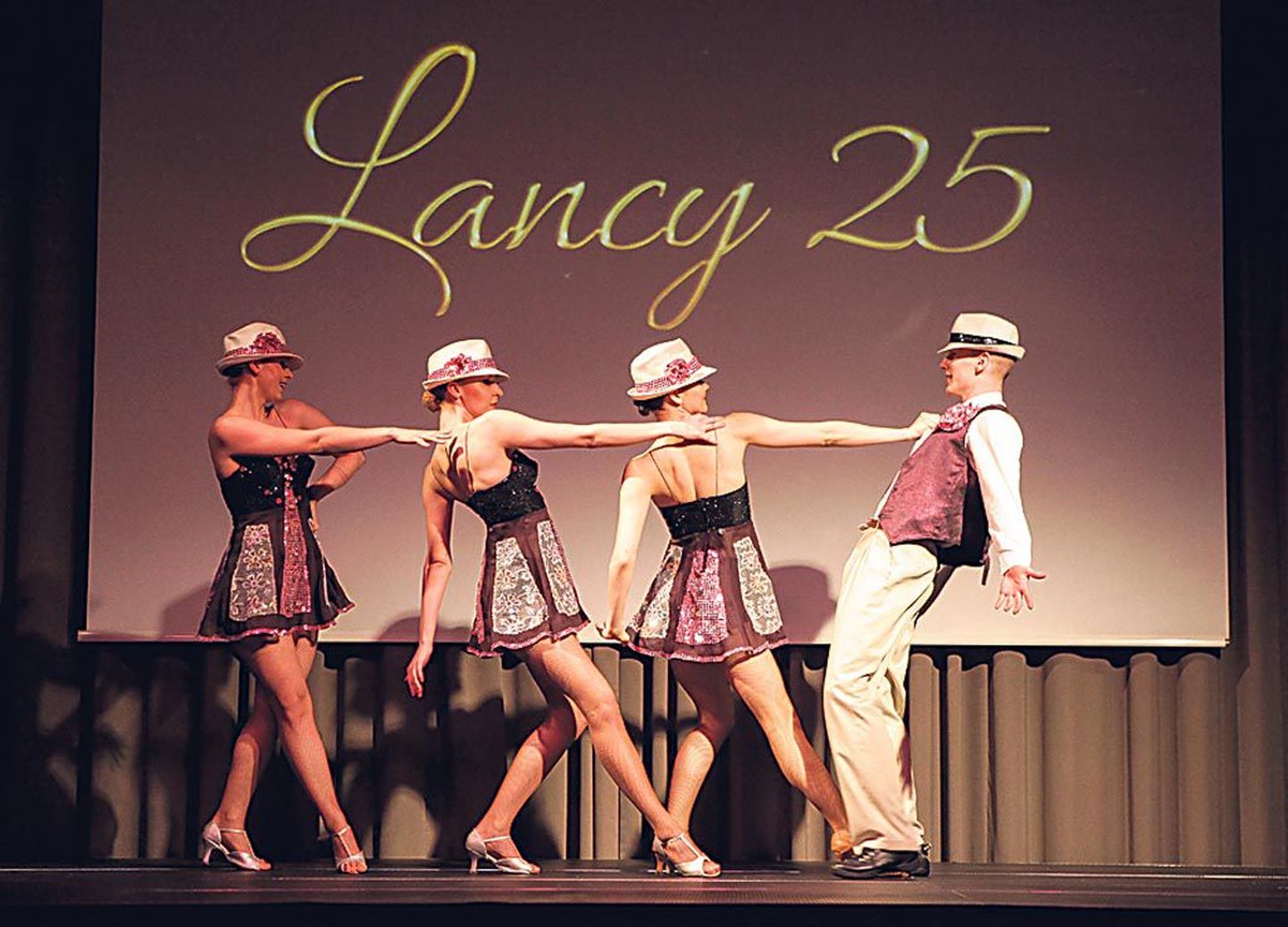 Juubelietendusel esitasid Lancy praegused ja kunagised tantsijad nii vanu tantse toonaste kostüümidega kui nüüdset repertuaari.