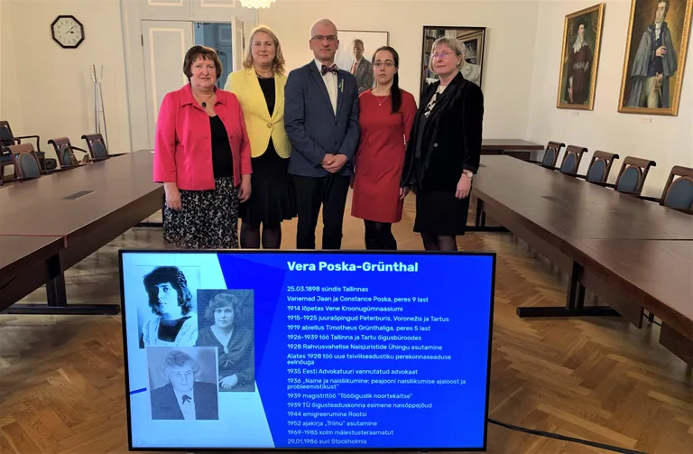 Vera Poska-Grünthali päeva esinejad TÜ senati saalis (vasakult) TÜ õiguse ajaloo professor Marju Luts-Sootak, kaasprofessor Merike Ristikivi, õigusteaduskonna direktor Gaabriel Tavits, doktorant Katrin Kiirend-Pruuli ja Eesti Rahva Muuseumi vanemteadur Anu Kannike.