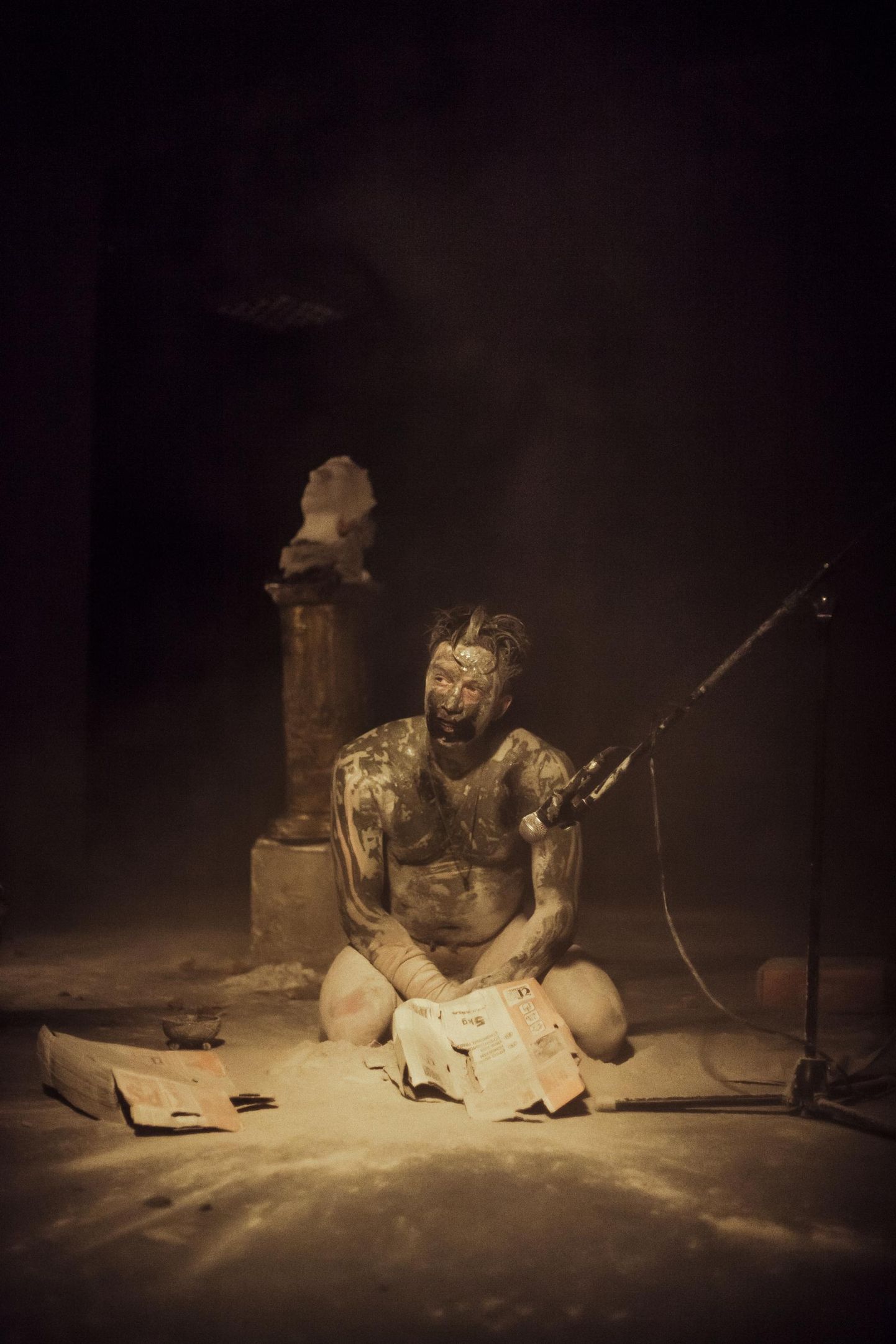 Jarmo Reha rituaalne performance-lavastus «WhiteWash» tekitas festivalipublikus kõige tulisemad vaidlusi.  