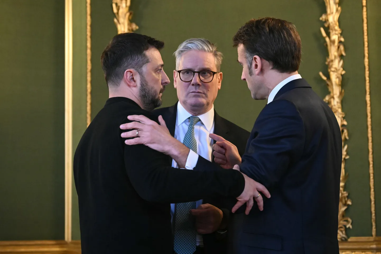 Ukraina president Volodõmõr Zelenskõi, Suurbritannia peaminister Keir Starmer ja Prantsusmaa president Emmanuel Macron 2. märtsil tippkohtumisel Londonis.