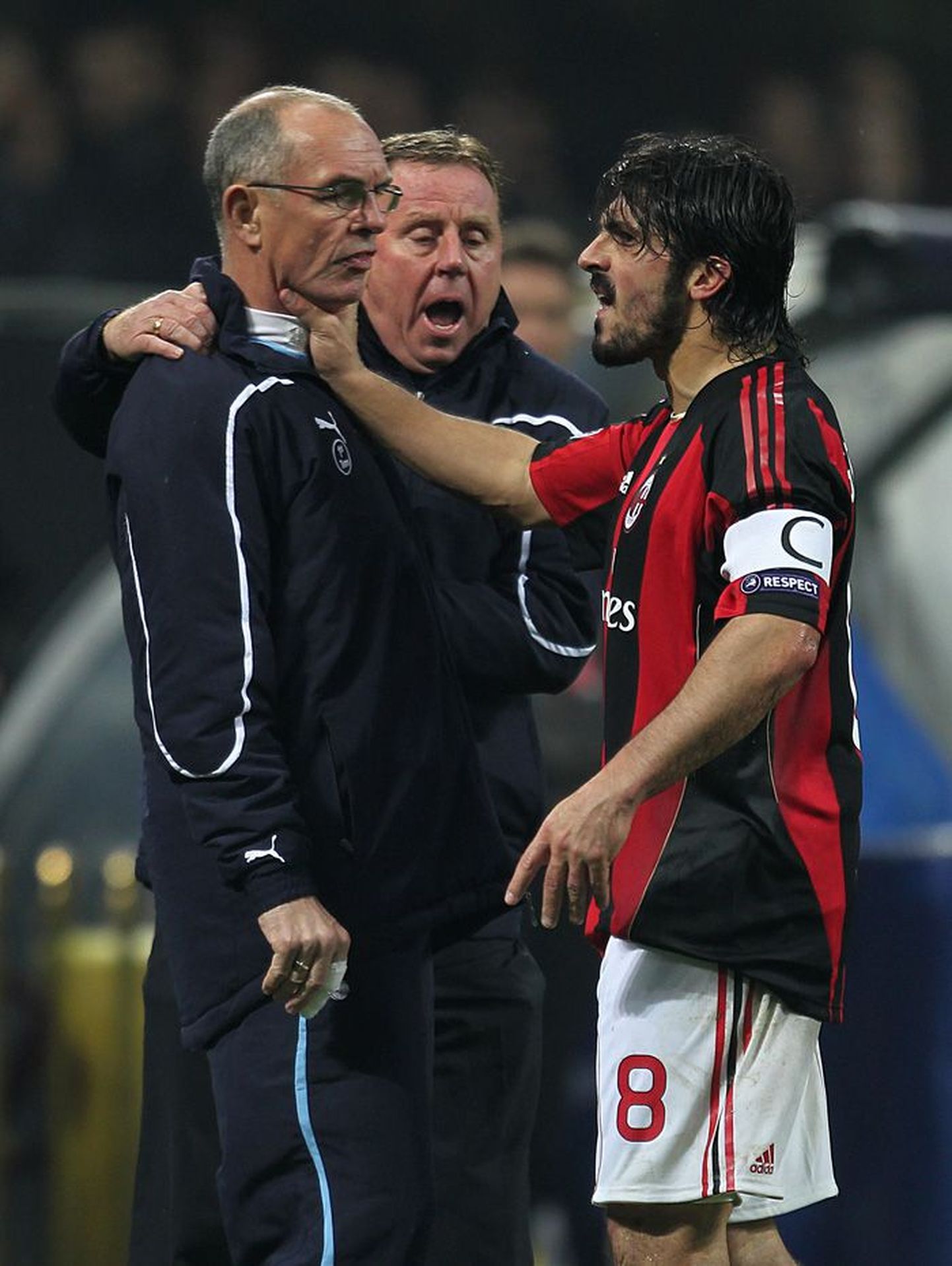AC Milani mängija Gennaro Gattuso (paremal) haaras Tottenahmi abitreeneril Joe Jordanil kõrist.