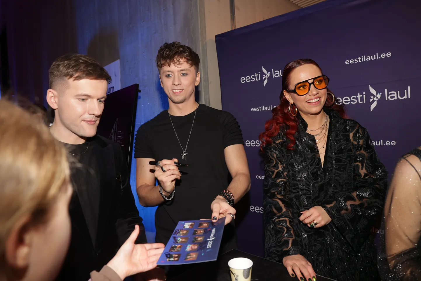 Певец Ollie раздает автографы перед началом первого полуфинала Eesti Laul в Viimsi Artium