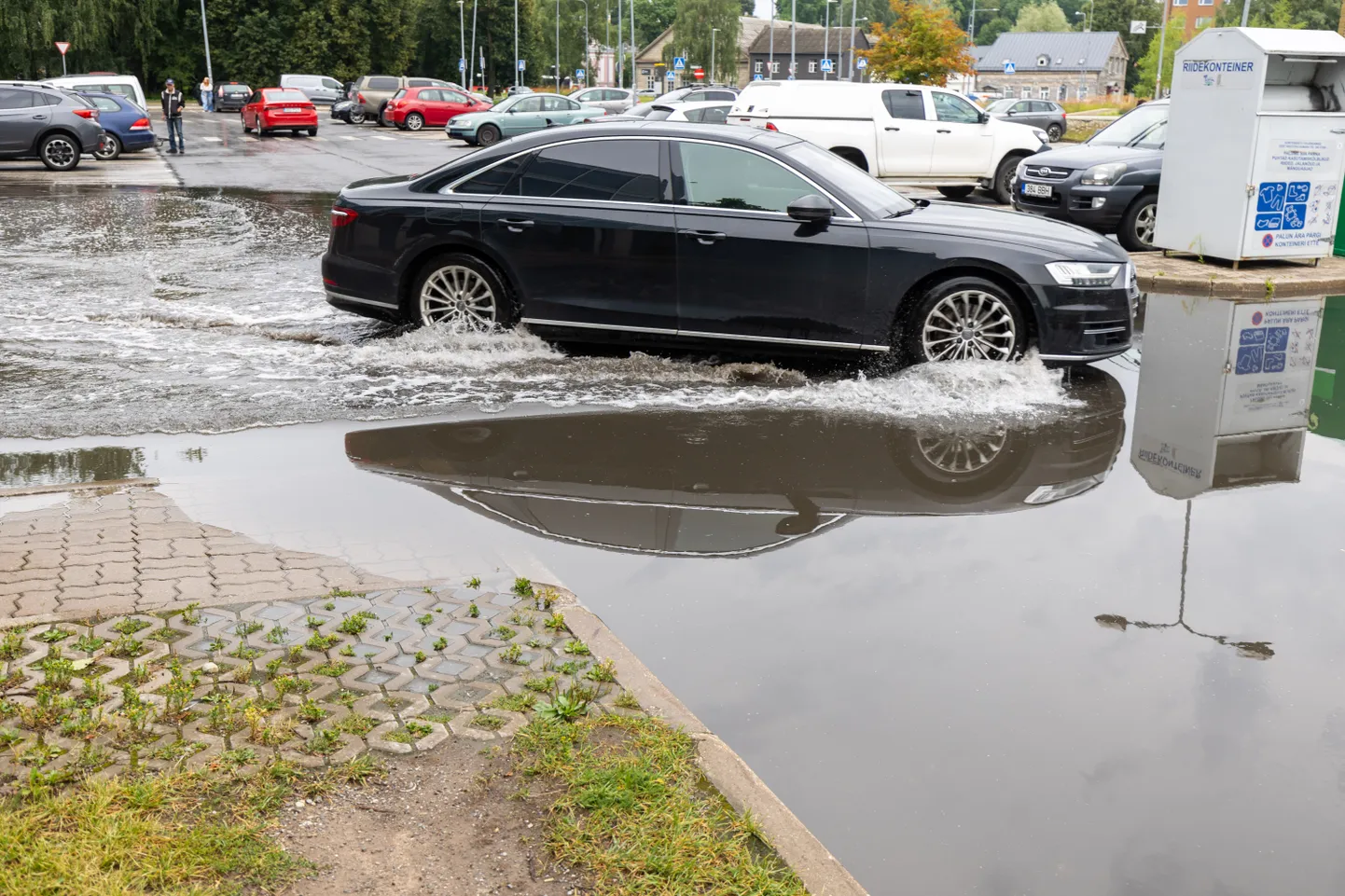 Tartus Ülejõel asuva Ujula Konsumi parkla oli pärast vihmasadu oma nime vääriline ning pakkus võimalust oma auto sinna vette suplema viia.