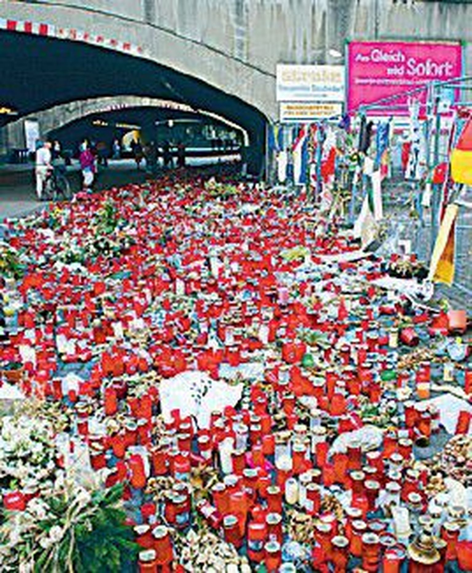 Küünla- ja lillemeri eelmisel nädalal Love Parade’i tragöödia paigas.