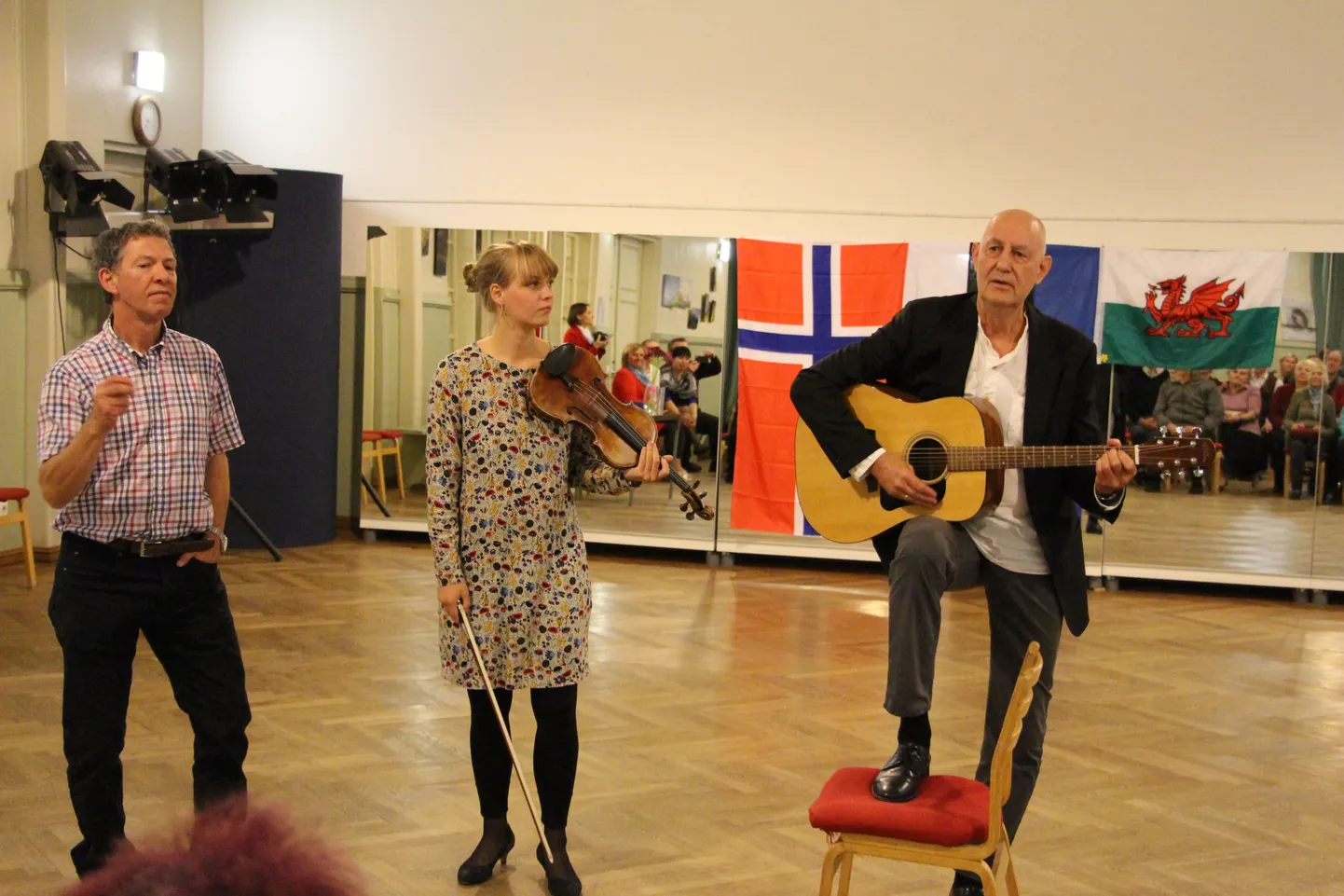 Norra ja Walesi muusikute (vasakult) Gerallt Rhuni, Emilie Heldal Lidsheimi ja Karl Heldali etteaste tõi Raeküla Vanakooli keskusesse täissaali.