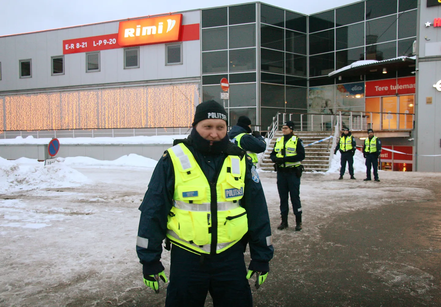 Tsentraalis antud pommihäire järel evakueeris politsei keskusest kõik inimesed ning demineerijad kontrollisid hoone ohutust.