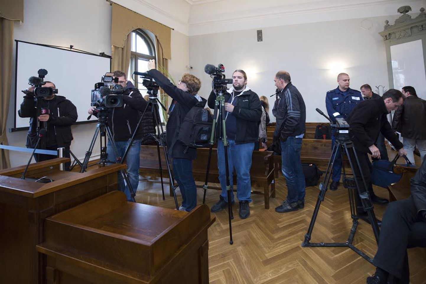 Sellist vaatepilti pole Viljandi kohtumajas veel nähtud. Saali oli üles seatud üheksa filmivat kaamerat, tehti fotosid ja otsepilt kohtusaalist jõudis digilehtede vahendusel veebi.