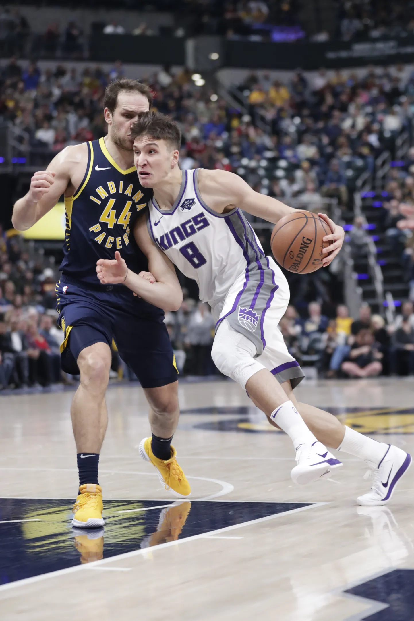 Sacramento Kingsi mees Bogdan Bogdanović (nr 8) üritab mööda pressida Indiana Pacersi särki kandvast Bojan Bogdanovićist (nr 44).