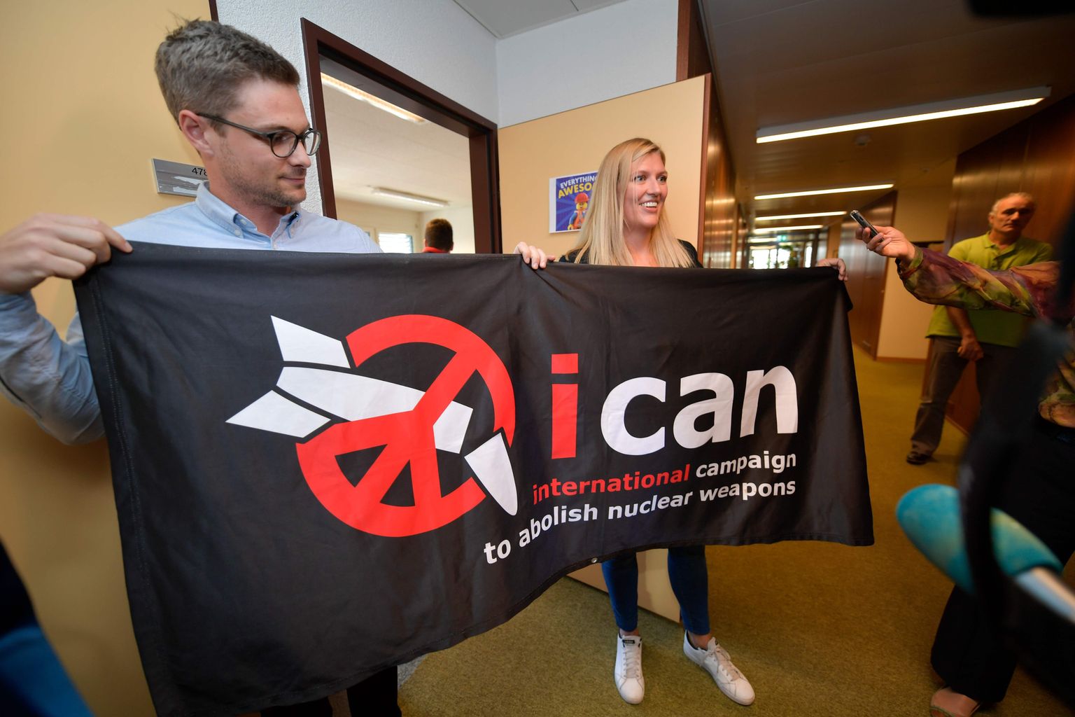 Genfis baseeruva tuumarelvade vastase grupeeringu ICAN tegevjuht Beatrice Fihn (paremal) ja koordinaator Daniel Hogstan.