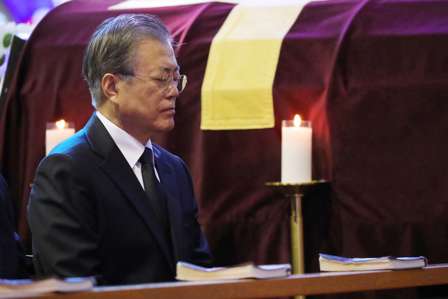 Lõuna-Korea president Moon Jae-in oma ema Kang Han-oki matusemissal Busani katolikus kirikus.