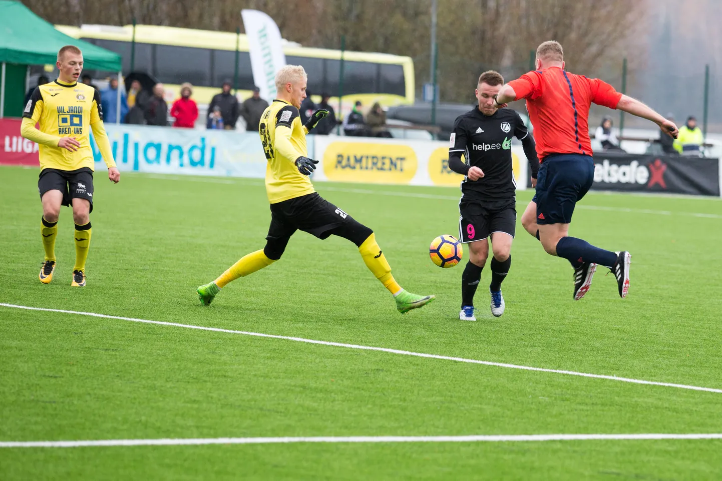 Kohtunik (punases) peab jalgpallimängu ajal olema kõigeks valmis.