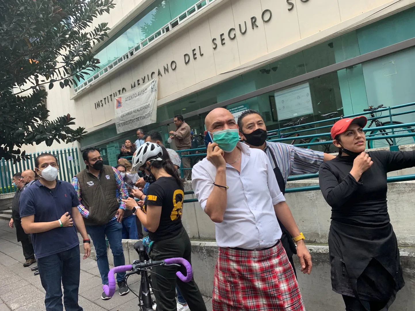 Mexico City elanikud tulid maavärina tõttu hoonetest välja.