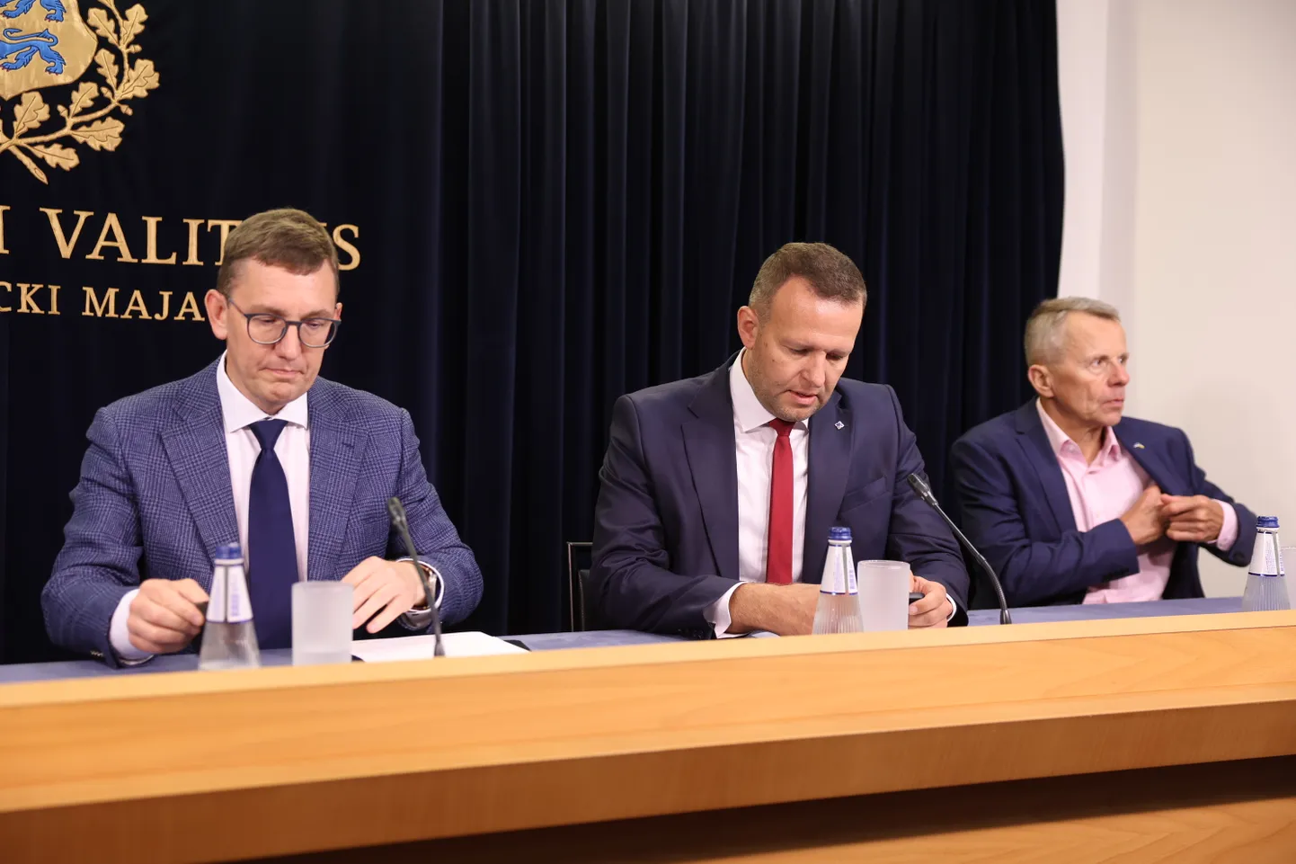 Kristen Michali valitsus kogunes pressikonverentsile.