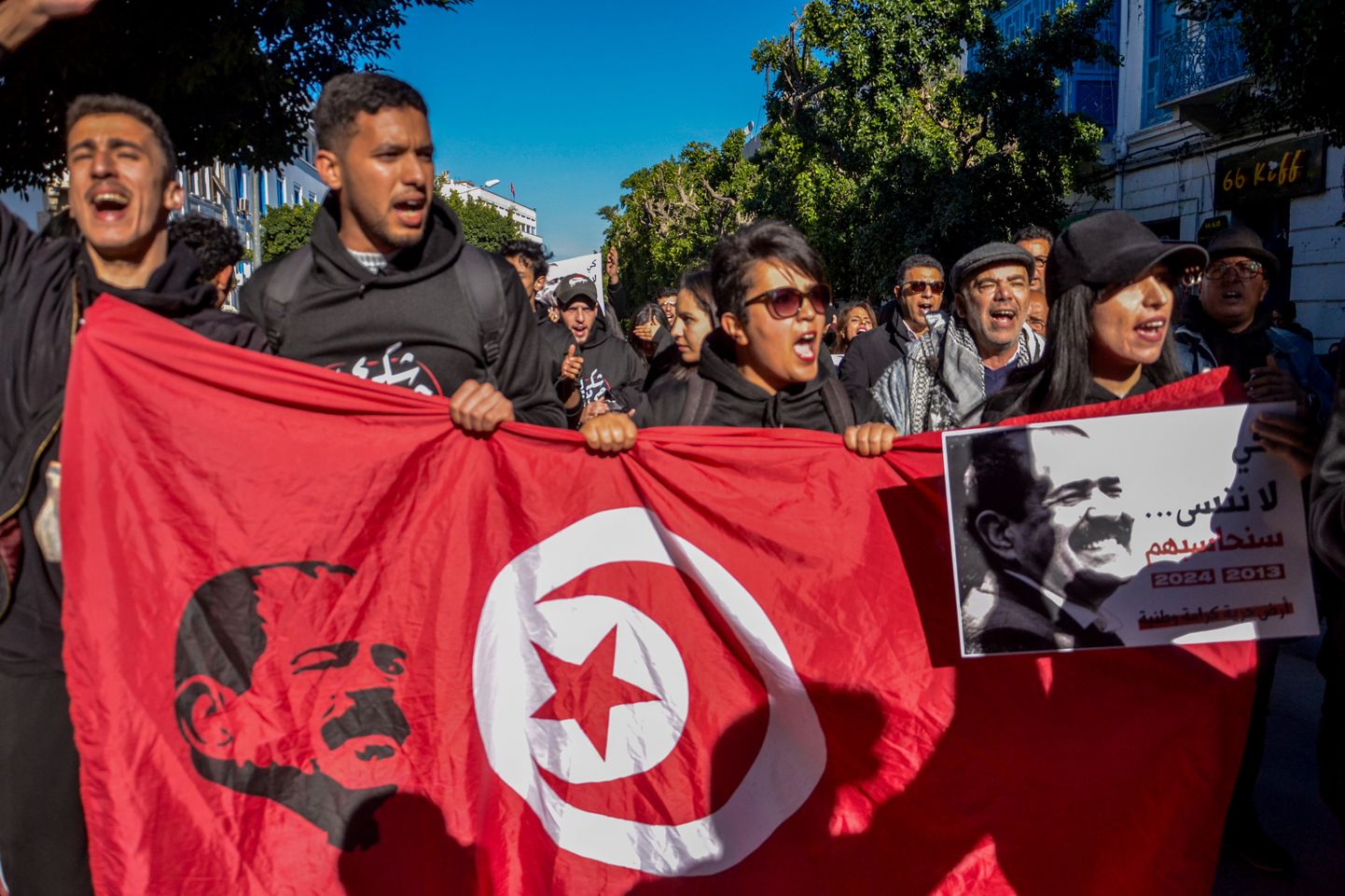 Sel pildil on näha tuneeslasi, kes tulid 6. veebruaril pealinnas Tunises mälestama mõjuka vasakpoolse opositsioonijuhi Chokri Belaidi 11. surma-aastapäeva.