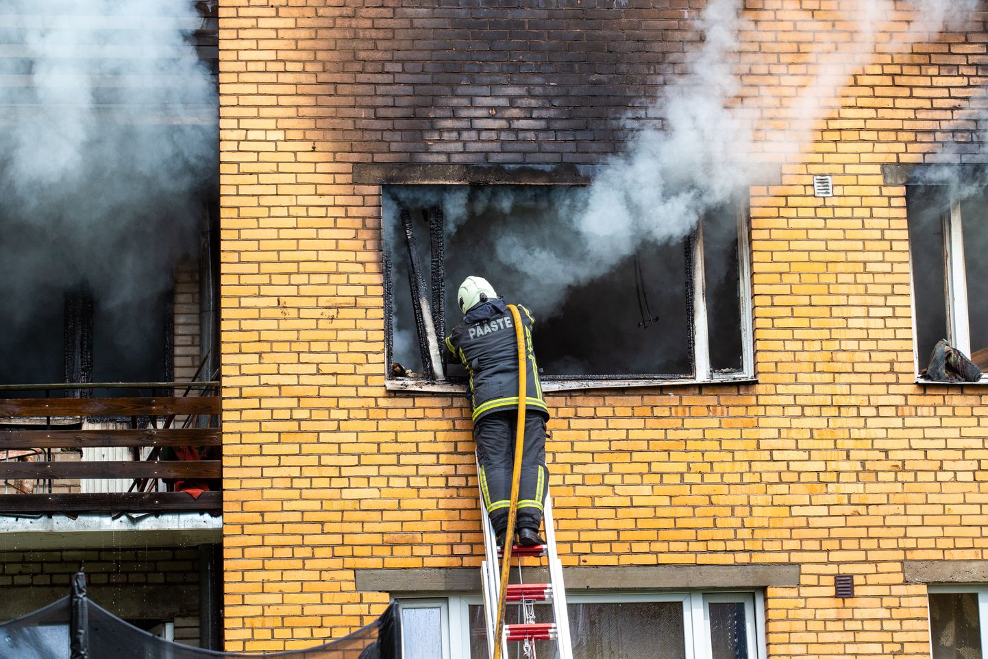 Päästja Jaama 77 gaasiplahvatusest tekkinud tulekahju kustutamas.
