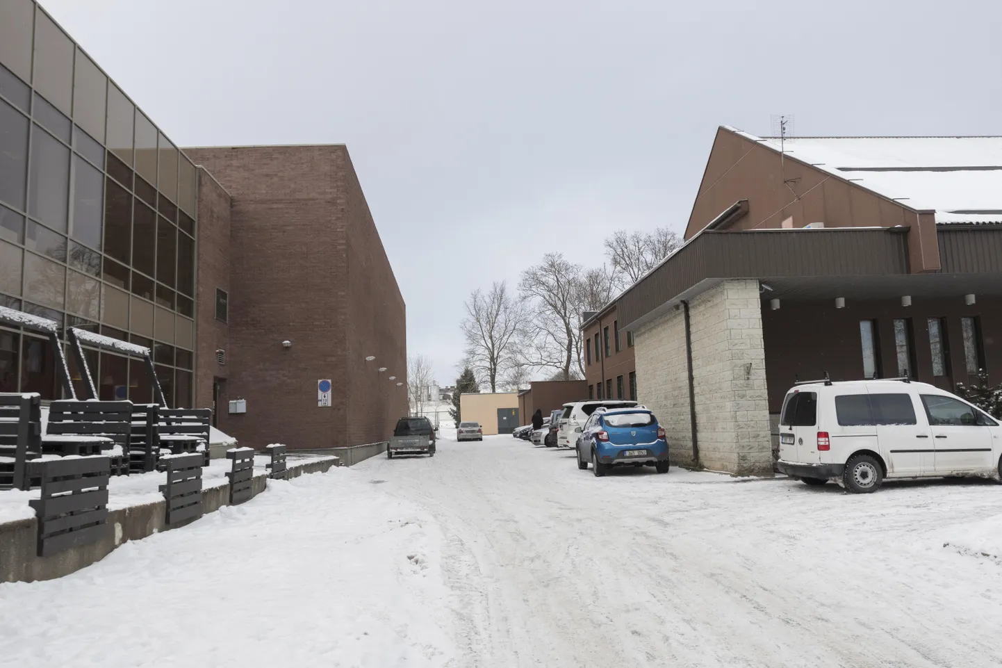 Pärast kümme kuud kestnud sekeldusi, mille käigus tuli Viljandi Veekeskusel osta 330 000 euro eest pangahoone kinnistu, saab sajandivahetusel tekkinud spordihoone maamure lõpuks lahenduse.